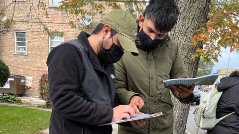 El joven activista Saúl Arellano hace campaña con el objetivo de ser electo al concilio del Distrito 25 de la policía de Chicago en las elecciones del próximo 28 de febrero. (Cortesía Saúl Arellano)