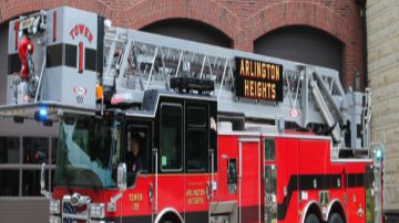 El incendio estalló poco antes de la medianoche en el 2315 E. Olive St. en los suburbios del noroeste de Arlington Heights.  Foto Cortesía Arlington Heights Fire Department.