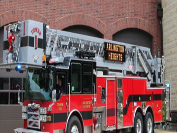 El incendio estalló poco antes de la medianoche en el 2315 E. Olive St. en los suburbios del noroeste de Arlington Heights.  Foto Cortesía Arlington Heights Fire Department.