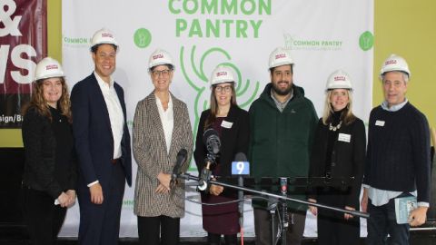 El viernes se realizó la ceremonia de construcción de la nueva instalación en North Center. Foto extraída de Facebook Common Pantry.