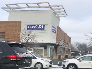 Se colocó una pancarta para una tienda Save A Lot en el antiguo edificio de Whole Foods, en el 832 oeste de la calle. 63rd en Englewood. Foto extraída de Facebook RAGE.