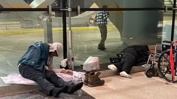 La comunidad de personas sin hogar crece en el Aeropuerto Internacional  O'Hare. Foto extraída de Facebook.