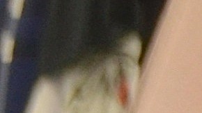 La comerciante Kocoy Malagón, en su tienda Source Fashion Corp., vende vestidos para bodas, quinceañeras y graduaciones en el Discount Mall desde hace más de una década. (Belhú Sanabria / La Raza)