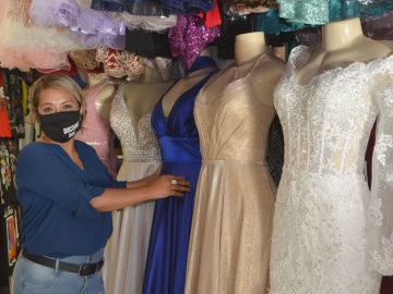 La comerciante Kocoy Malagón, en su tienda Source Fashion Corp., vende vestidos para bodas, quinceañeras y graduaciones en el Discount Mall desde hace más de una década. (Belhú Sanabria / La Raza)