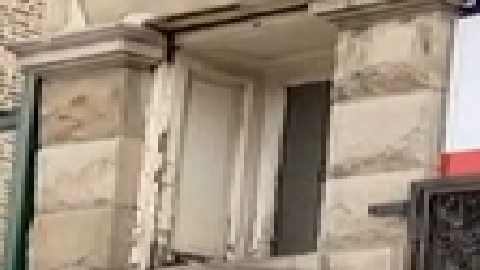 Organizadores del LVEJO y otros grupos ambientalistas reaccionan tras publicación de informe sobre la demolición fallida de la chimenea de Hilco y hablan sobre sus demandas frente a la oficina del concejal del Distrito 22, Mike Rodríguez, el jueves por la mañana. Foto captura de video de la organización LVEJO.