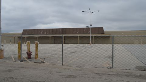 Los solicitantes de asilo pronto podrían tener un refugio temporal en una antigua tienda Kmart que ha estado cerrada desde 2016. (Belhú Sanabria / La Raza)