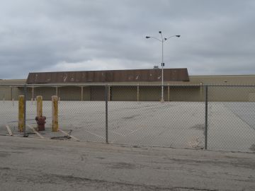 Los solicitantes de asilo pronto podrían tener un refugio temporal en una antigua tienda Kmart que ha estado cerrada desde 2016. (Belhú Sanabria / La Raza)