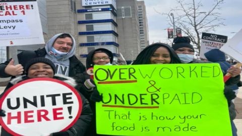 Los trabajadores de las concesiones del United Center votaron a favor de una huelga indefinida el mes pasado. Foto extraída del Facebook de Unite Here Local 1