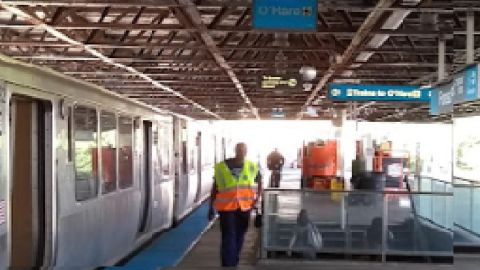 Los trenes de la línea azul de la CTA dejaron de funcionar entre las estaciones Forest Park y Pulaski durante al menos unas cuatro horas después de que un pasajero fuera apuñalado.