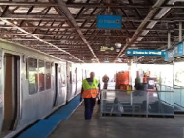 Los trenes de la línea azul de la CTA dejaron de funcionar entre las estaciones Forest Park y Pulaski durante al menos unas cuatro horas después de que un pasajero fuera apuñalado.