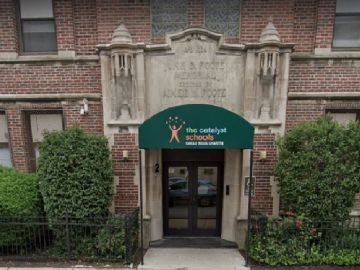 La investigación reveló que el hombre recibió un disparo en la ingle alrededor de las 4 pm en la Biblioteca Pública de Joliet. Foto Google Maps