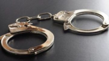 La policía de Joliet arrestó a una mujer después de que presuntamente arrojó a su hijo de cinco meses en un portabebés antes de sacudirlo violentamente y luego conducir ebria.