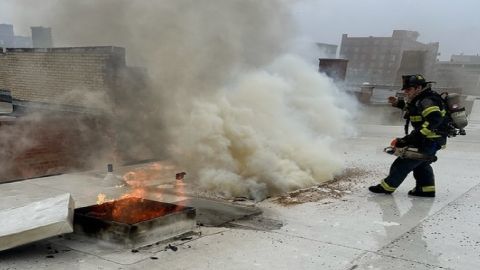 El incendio estalló en el tercer piso de un edificio de apartamentos en la cuadra 900 de la avenida Judson en Evanston alrededor de las 8:30 am. Foto Departamento de Policía de Evanston.