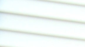 Elia Higareda, sentada afuera de su vivienda en Pilsen. (Belhú Sanabria / La Raza)