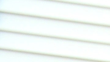 Elia Higareda, sentada afuera de su vivienda en Pilsen. (Belhú Sanabria / La Raza)