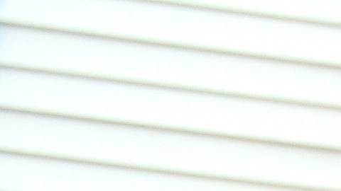 Elia Higareda, sentada afuera de su vivienda en Pilsen. (Belhú Sanabria / La Raza)