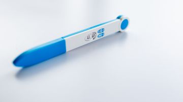 Una prueba de embarazo positiva. (Shutterstock)