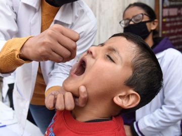 Un niño recibe la vacuna contra la poliomielitis.