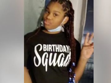 Aniya Curry, de 13 años, podría estar usando un abrigo negro con capucha y ribete de piel y botas de la marca Ugg. Foto cortesía Departamento de Policía de Chicago