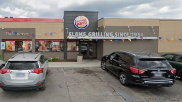 Dos ladrones roban dinero de un restaurante de comida rápida al suroeste de Chicago. Foto Google Maps.