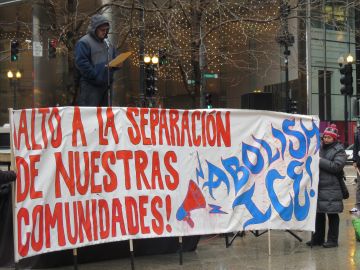 En el centro de Chicago, inmigrantes y activistas locales protestan en el 20 aniversario de ICE. (Cortesía OCAD)