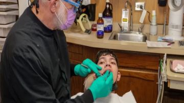 El Dr. Jim Scapillato, dentista durante casi 50 años atiende a personas con discapacidad en su consultorio en Oak Park. Foto cortesía página web Dr. Jim Scapillato