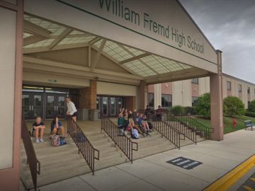 Una mujer de Palatine tuvo que entrar al estacionamiento de la escuela William Fremd para tener un bebé. Foto Google Maps.