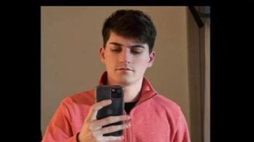 Seamus Gray, de 21 años, fue visto por última vez con una camisa de manga larga de color rosa claro o rojo y pantalones. Foto Departamento de Policía de Waukegan