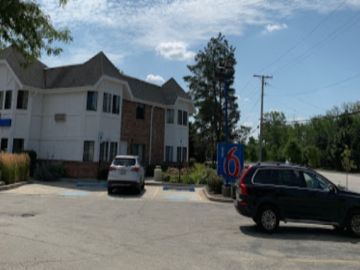 Los oficiales en el Motel 6 en Glenview detuvieron a una persona de interés y se recuperó un arma de fuego. Foto Google Maps