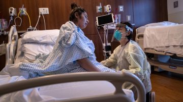 Una paciente con covid-19 es atendida en un hospital en Connecticut.
