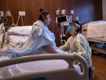 Una paciente con covid-19 es atendida en un hospital en Connecticut.