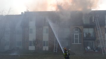Al menos 24 unidades resultaron dañadas tras incendio en dos edificios de un complejo de apartamentos en Palatine. Foto cortesía Northern Midwest Fire Photography
