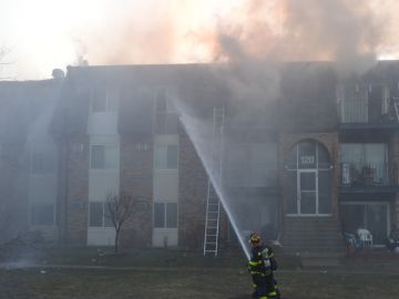 Al menos 24 unidades resultaron dañadas tras incendio en dos edificios de un complejo de apartamentos en Palatine. Foto cortesía Northern Midwest Fire Photography