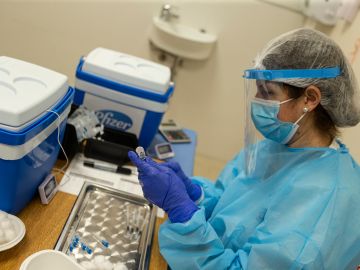 Una enfermera prepara vacunas contra el covid-19 elaboradas por la farmacéutica Pfizer-BioNTech.
