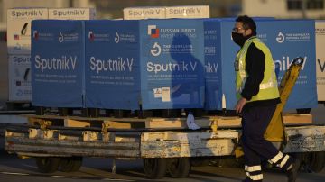 Un cargamento de vacunas Sputnik V rusas llega a Argentina para ser aplicadas a la población.