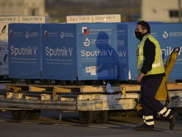 Un cargamento de vacunas Sputnik V rusas llega a Argentina para ser aplicadas a la población.