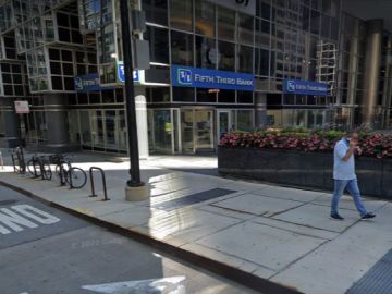 El sospechoso robó en un Banco Fifth Third en el centro de Chicago. Foto Google Maps