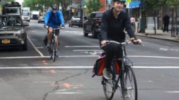 El programa piloto ‘Smart Streets’ exige el uso de cámaras de la ciudad para multar a los conductores estacionados ilegalmente en carriles para bicicletas.