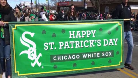 El teñido del río Chicago iniciará a las 10 am y una vez que termine, podrá asistir a uno de varios desfiles en la ciudad. Foto extraída de la página web SouthsideIrishparade