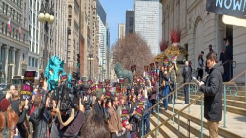 Un grupo de trabajadores del Instituto de Arte de Chicago alzaron su voz el jueves por la tarde alegando retrasos en el proceso de negociación para un contrato justo. Foto extraída de Facebook del sindicato Art Institute of Chicago Workers United