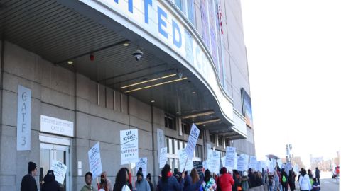 Más de 600 empleados que trabajan para la compañía Levy Compass Group y que son parte de Unite Here Local 1, un sindicato que representa a los trabajadores de las concesionarias, apoyaron la huelga del domingo afuera del United Center. Foto extraída de Facebook Unite Here Local 1