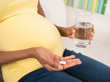 Tomar ácido fólico es recomendado para las embarazadas a fin de reducir el riesgo de malformaciones congénitas.