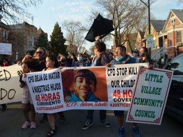 Vecinos y activistas repudiaron el asesinato del menor Adam Toledo en abril de 2021 en el barrio de La Villita. (Belhú Sanabria / La Raza)