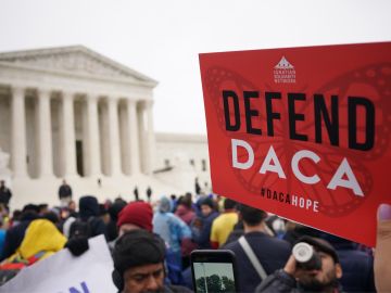 Activistas apoyan el programa DACA frente a la Corte Suprema de Estados Unidos. (Getty Images)
