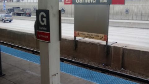 Dos personas adultas atacaron y robaron a una adolescente en un tren de la línea roja de la CTA. Foto Google Maps