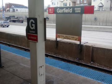 Dos personas adultas atacaron y robaron a una adolescente en un tren de la línea roja de la CTA. Foto Google Maps