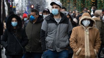 Personas portan mascarillas como medida para prevenir el contagio de covid-19.