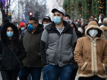 Personas portan mascarillas como medida para prevenir el contagio de covid-19.