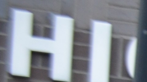 Los migrantes Leonel González, su esposa Amparo Cubides, sus hijos y dos nietos, de 5 y 8 años, en la estación de policía del Distrito 20. (Belhú Sanabria / La Raza)