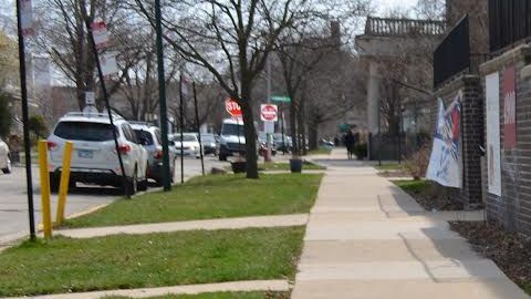 Mario Ruiz Jr. fue robado y baleado en las piernas por un sujeto en West Humboldt Park. (Belhú Sanabria / La Raza)